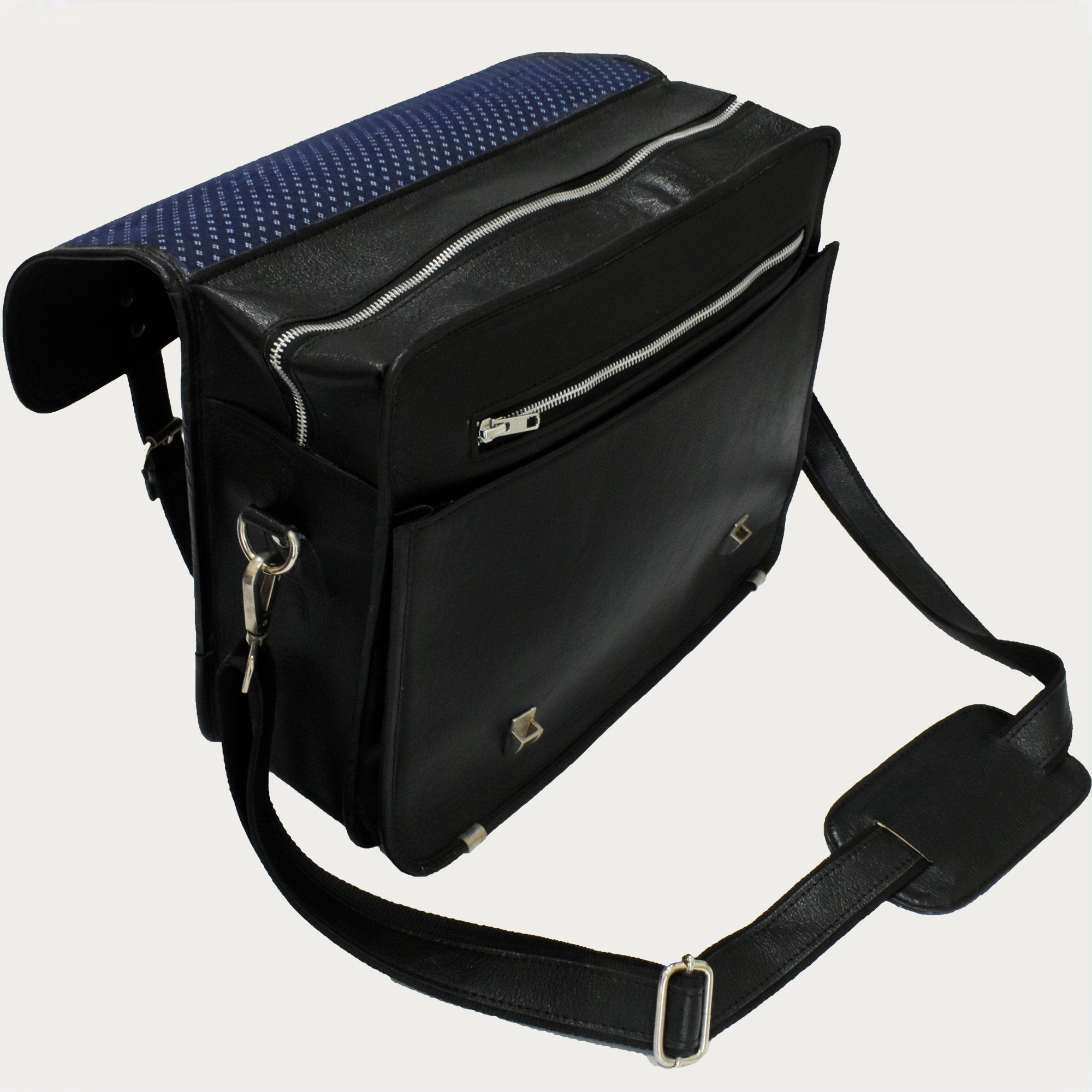 Black Leather Laptop Briefcase – Full-Grain Professional Bag with Buckle Flap & Trolley Sleeve (14" / 16" / 18")